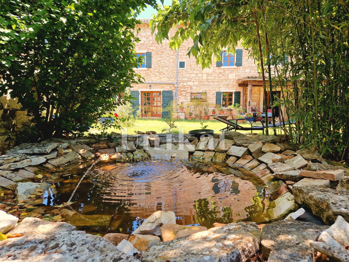 Autentica proprietà con casa in pietra e ampio terreno